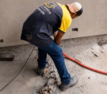 Profissional da Total Reparos trabalhando em obra